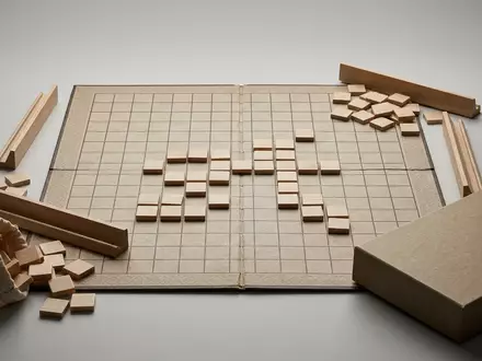 Fotorealistische Studioaufnahme von Wortspiel zum Thema Scrabble Original Brettspiel, klare Lichtfuehrung, sachlich dargestellt - Foto: THN
