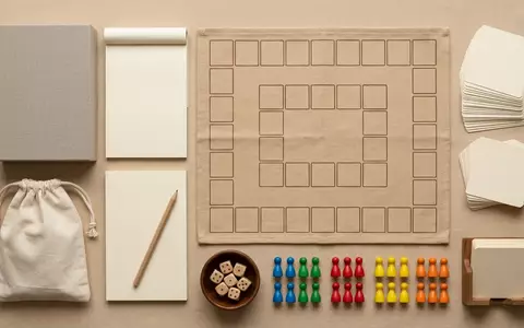 Flatlay-Arrangement rund um Quizspiel zum Thema Trivial Pursuit Master Edition, weiches Oberlicht - Foto: THN