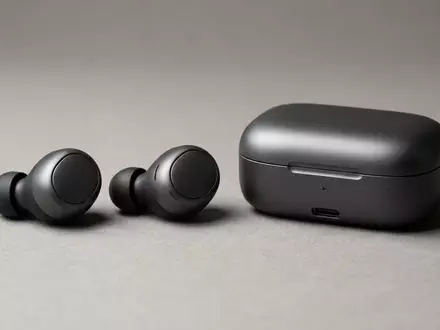 Fotorealistische Studioaufnahme von Kabellose Ohrhoerer zum Thema Apple AirPods 4 mit, klare Lichtfuehrung - Foto: THN