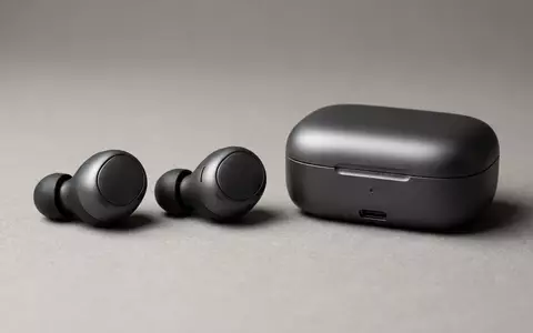 Fotorealistische Studioaufnahme von Kabellose Ohrhoerer zum Thema Apple AirPods 4 mit, klare Lichtfuehrung - Foto: THN
