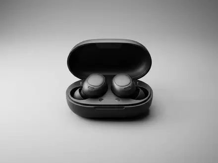 Fotorealistische Studioaufnahme von Kabellose Ohrhoerer zum Thema Apple AirPods Pro 2, klare Lichtfuehrung - Foto: THN
