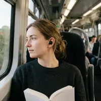 Fotorealistische Aufnahme von Kabellose Ohrhoerer im Zug zum Thema Apple AirPods Pro 2, natuerliches Licht - Foto: THN