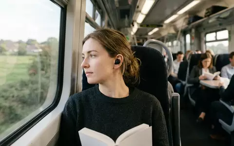 Fotorealistische Aufnahme von Kabellose Ohrhoerer im Zug zum Thema Apple AirPods Pro 2, natuerliches Licht - Foto: THN