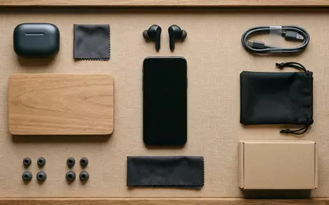 Flatlay-Arrangement rund um Kabellose Ohrhoerer zum Thema Apple AirPods Pro 2, weiches Oberlicht - Foto: THN