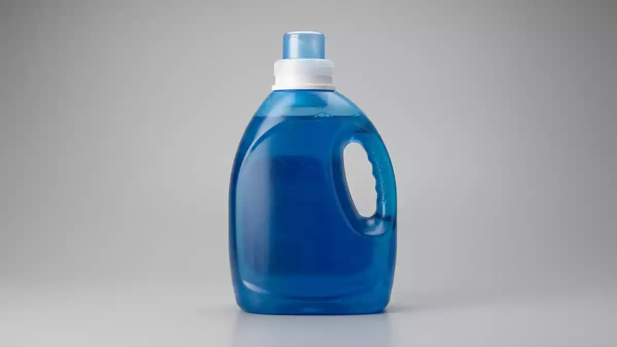 Fotorealistische Studioansicht von Fluessigwaschmittel in neutraler Produktdarstellung
