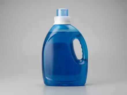 Fotorealistische Studioaufnahme von Fluessigwaschmittel zum Thema Persil Color Flüssig 27, klare Lichtfuehrung - Foto: THN
