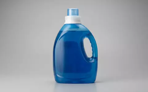 Fotorealistische Studioaufnahme von Fluessigwaschmittel zum Thema Persil Color Flüssig 27, klare Lichtfuehrung - Foto: THN