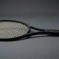 Fotorealistische Studioaufnahme von Tennisschlaeger zum Thema Head Radical MP 2023, klare Lichtfuehrung - Foto: THN
