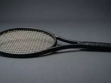 Fotorealistische Studioaufnahme von Tennisschlaeger zum Thema Head Radical MP 2023, klare Lichtfuehrung - Foto: THN