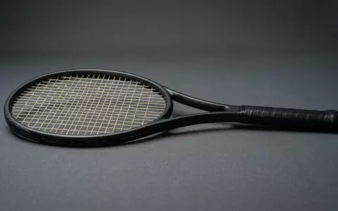 Fotorealistische Studioaufnahme von Tennisschlaeger zum Thema Head Radical MP 2023, klare Lichtfuehrung - Foto: THN
