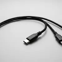 Fotorealistische Studioaufnahme von Adapterkabel zum Thema UGREEN USB-C auf Micro-USB, klare Lichtfuehrung - Foto: THN