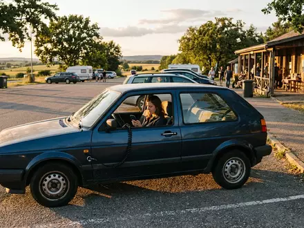 Fotorealistische Aufnahme von Autoladekabel am Rastplatz zum Thema UGREEN Kfz-Ladekabel USB-C 20W, warmes Abendlicht - Foto: THN