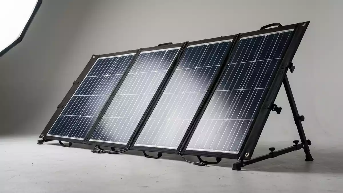 Fotorealistische Studioansicht von Klappbares Solarpanel in neutraler Produktdarstellung