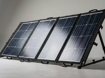 Fotorealistische Studioaufnahme von Klappbares Solarpanel zum Thema Anker SOLIX RS40 100W, klare Lichtfuehrung - Foto: THN
