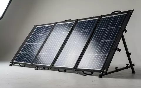 Fotorealistische Studioaufnahme von Klappbares Solarpanel zum Thema Anker SOLIX RS40 100W, klare Lichtfuehrung - Foto: THN