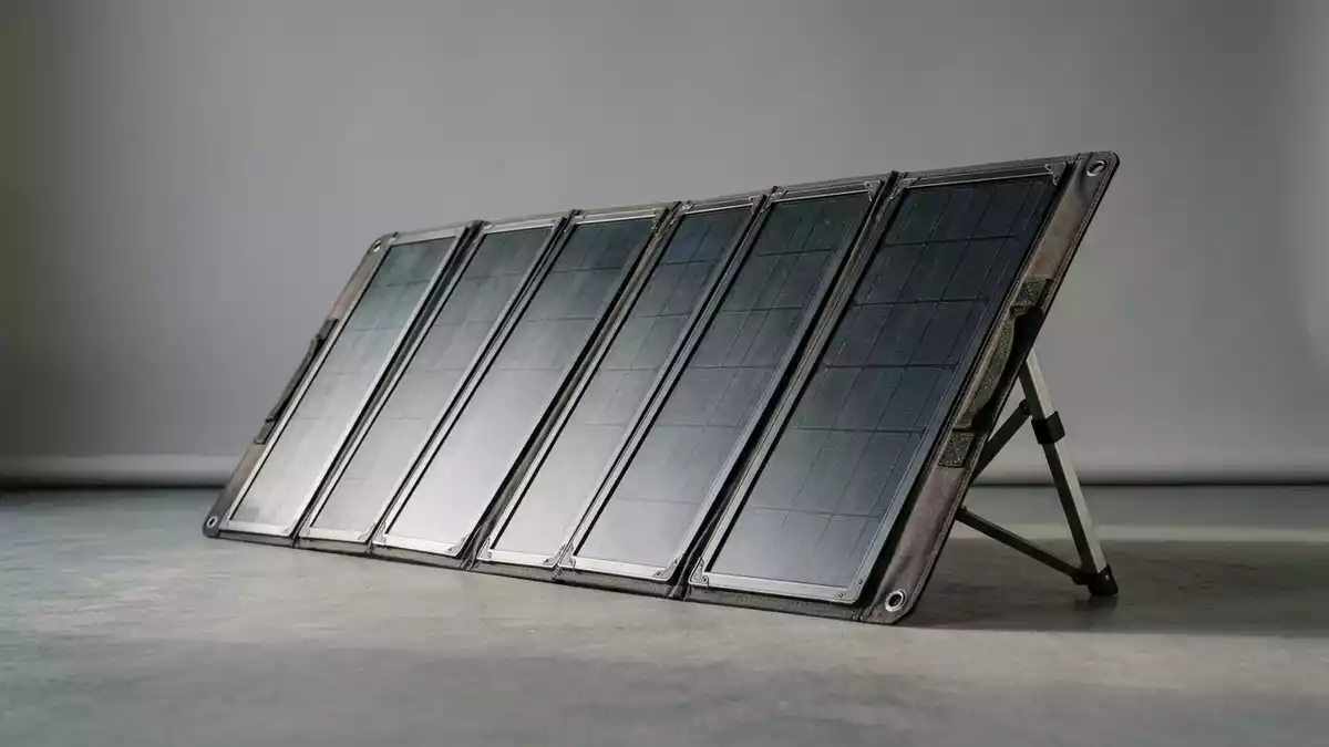 Fotorealistische Studioansicht von Klappbares Solarpanel in neutraler Produktdarstellung