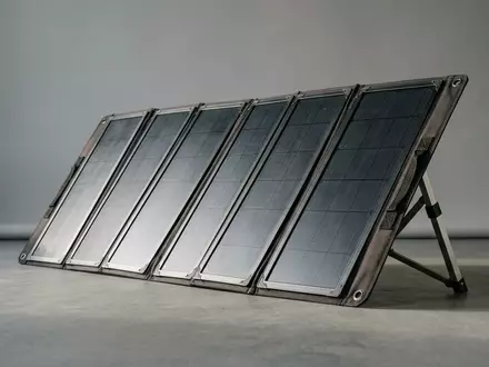 Fotorealistische Studioaufnahme von Klappbares Solarpanel zum Thema Anker SOLIX RS40B 200W, klare Lichtfuehrung - Foto: THN