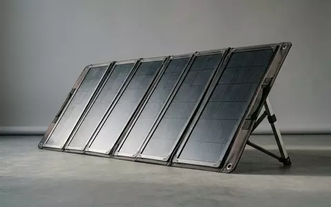 Fotorealistische Studioaufnahme von Klappbares Solarpanel zum Thema Anker SOLIX RS40B 200W, klare Lichtfuehrung - Foto: THN