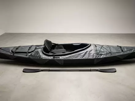 Fotorealistische Studioaufnahme von Faltkajak zum Thema Oru Kayak Faltboot Bay, klare Lichtfuehrung - Foto: THN