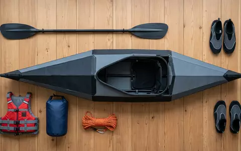 Flatlay-Arrangement rund um Faltkajak zum Thema Oru Kayak Faltboot Bay, weiches Oberlicht - Foto: THN