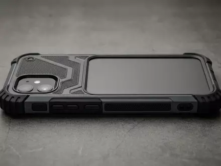 Fotorealistische Studioaufnahme von Smartphonehuelle zum Thema OtterBox Defender Series Schutzhülle, klare Lichtfuehrung - Foto: THN