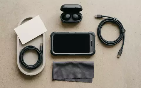 Flatlay-Arrangement rund um Smartphonehuelle zum Thema OtterBox Defender Series Hülle, weiches Oberlicht - Foto: THN