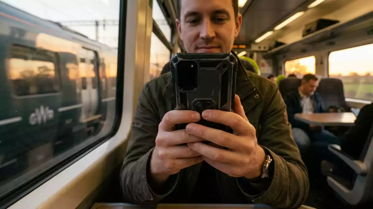 Fotorealistische Ansicht von Smartphonehuelle im Zug in warmem Abendlicht, neutral