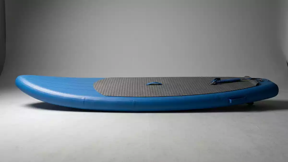 Fotorealistische Studioansicht von Surfbrett in neutraler Produktdarstellung, neutral