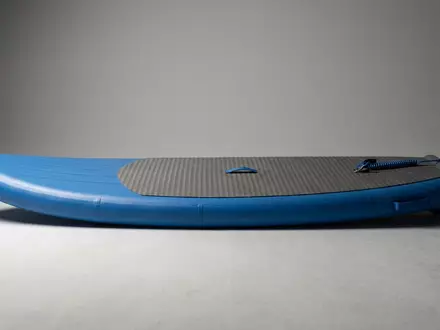 Fotorealistische Studioaufnahme von Surfbrett zum Thema Bestway Hydro-Force Surfboard 65305, klare Lichtfuehrung - Foto: THN