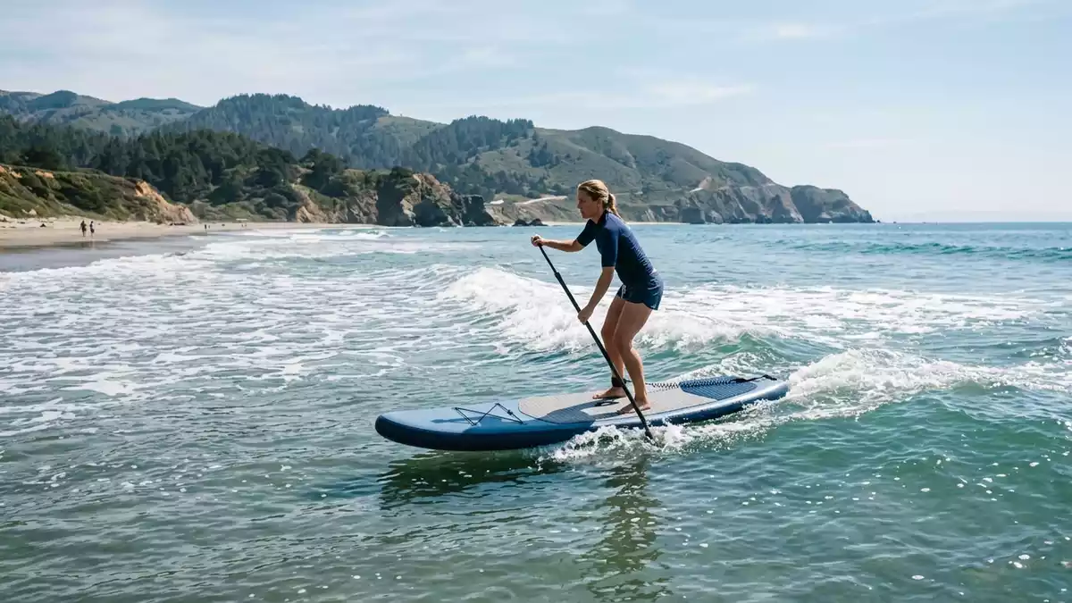 Fotorealistische Ansicht von Surfbrett am Meer in realer Umgebung, sachlich dargestellt