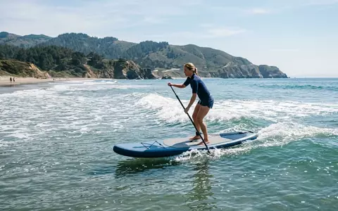 Fotorealistische Aufnahme von Surfbrett am Meer zum Thema Bestway Hydro-Force Surfboard 65305, natuerliches Licht - Foto: THN
