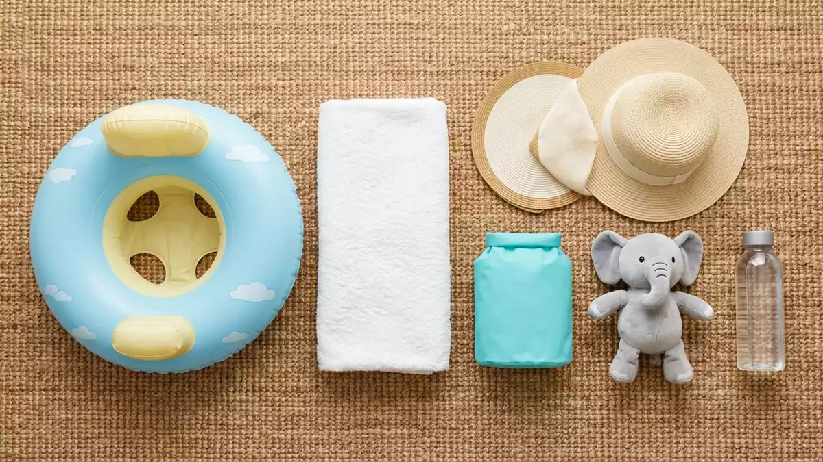 Flatlay-Arrangement rund um Baby Schwimmring mit passenden Requisiten von oben