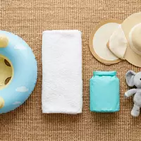 Flatlay-Arrangement rund um Baby Schwimmring zum Thema Bestway Schwimmring Baby Komfort, weiches Oberlicht - Foto: THN
