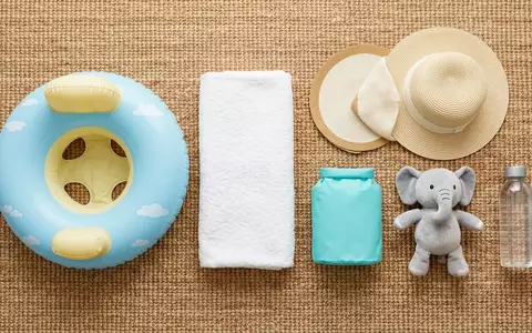 Flatlay-Arrangement rund um Baby Schwimmring zum Thema Bestway Schwimmring Baby Komfort, weiches Oberlicht - Foto: THN