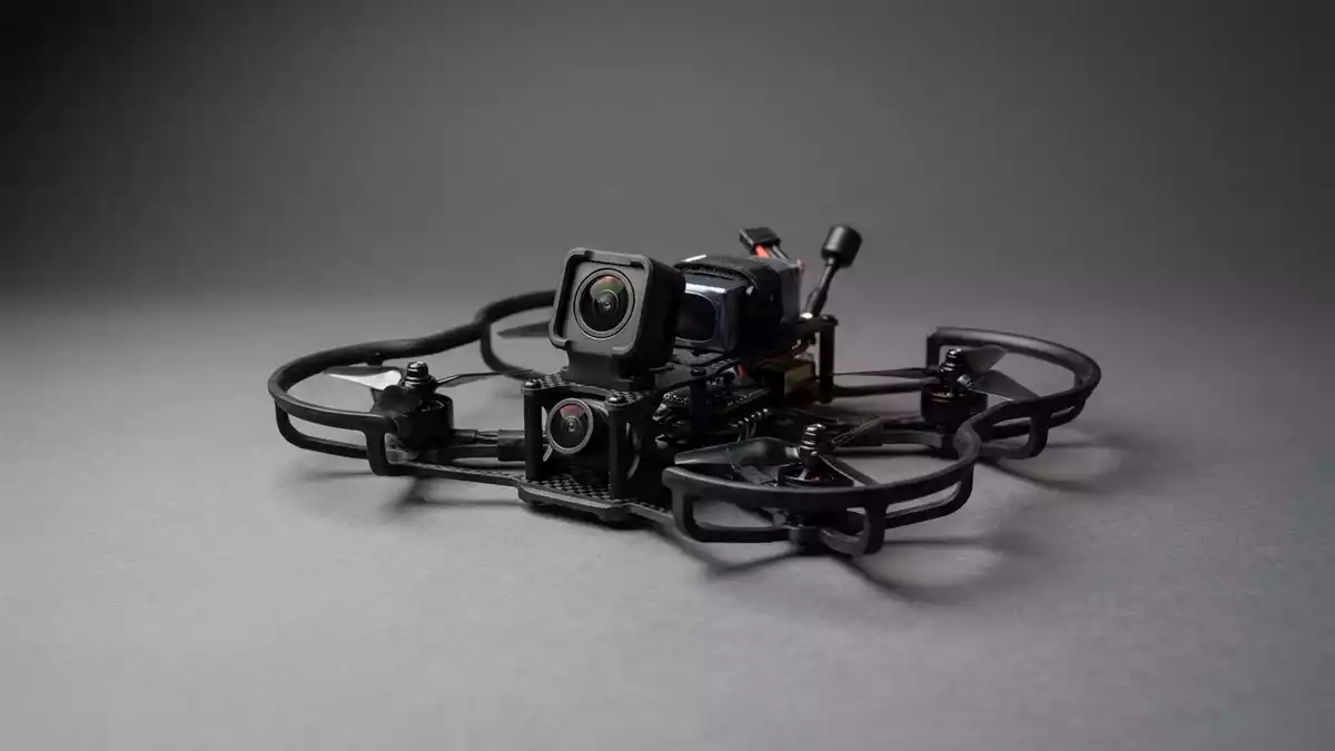 Fotorealistische Studioansicht von Kameradrohne in neutraler Produktdarstellung