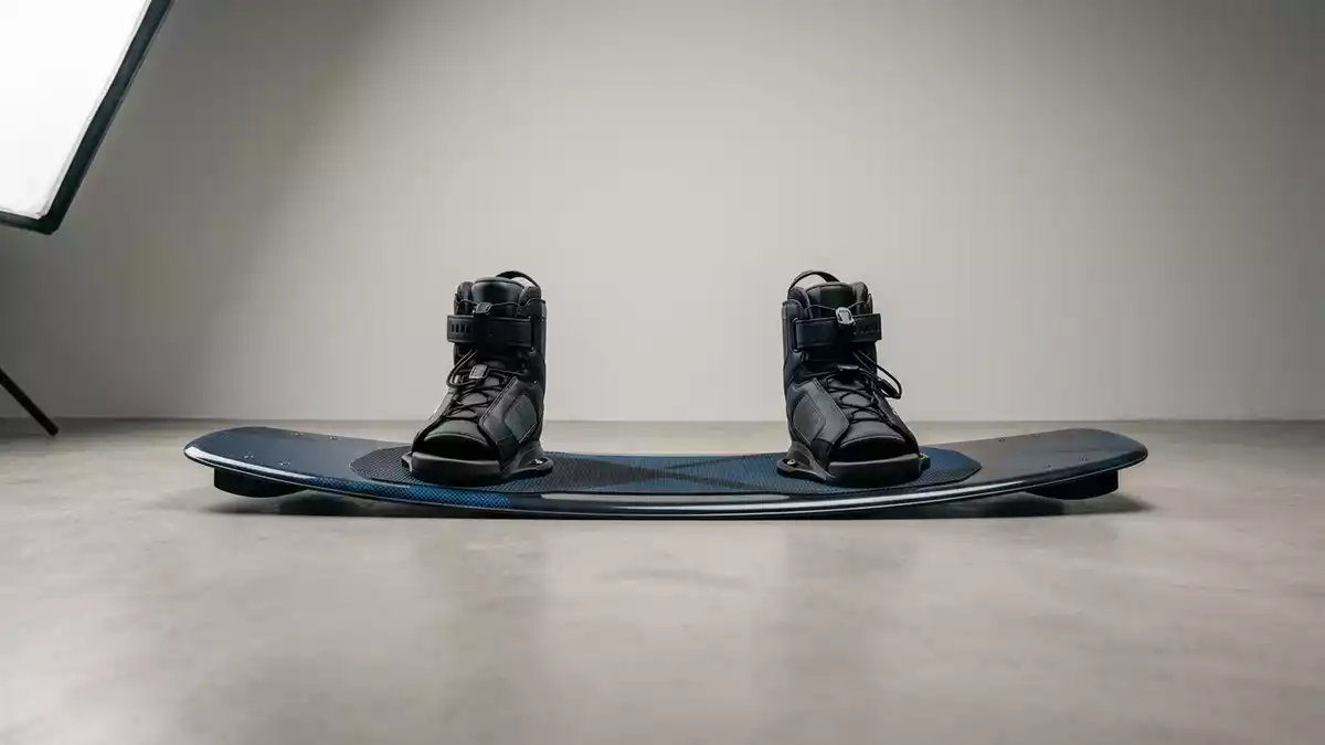 Fotorealistische Studioansicht von Wakeboardset in neutraler Produktdarstellung