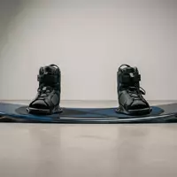 Fotorealistische Studioaufnahme von Wakeboardset zum Thema Waketec Wakeboard-Set Play mit, klare Lichtfuehrung - Foto: THN