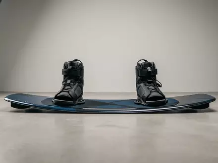 Fotorealistische Studioaufnahme von Wakeboardset zum Thema Waketec Wakeboard-Set Play mit, klare Lichtfuehrung - Foto: THN