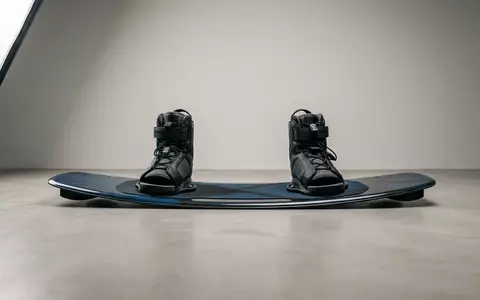 Fotorealistische Studioaufnahme von Wakeboardset zum Thema Waketec Wakeboard-Set Play mit, klare Lichtfuehrung - Foto: THN