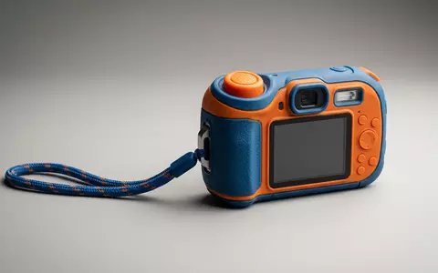 Fotorealistische Studioaufnahme von Spielzeugkamera zum Thema VTech Kidizoom Creator Cam, klare Lichtfuehrung - Foto: THN