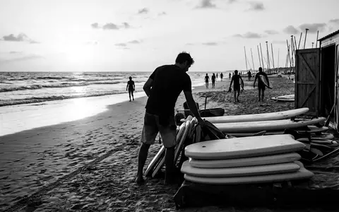 Schwarzweiss-Reportage mit Bodyboard zum Thema Waimea Kinder Boogie Board, hoher Kontrast, sachlich dargestellt - Foto: THN