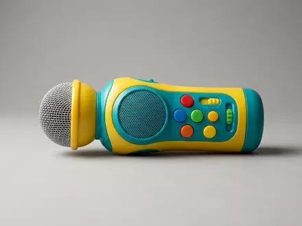 Fotorealistische Studioaufnahme von Kindermikrofon zum Thema VTech Kidi Super Star, klare Lichtfuehrung - Foto: THN