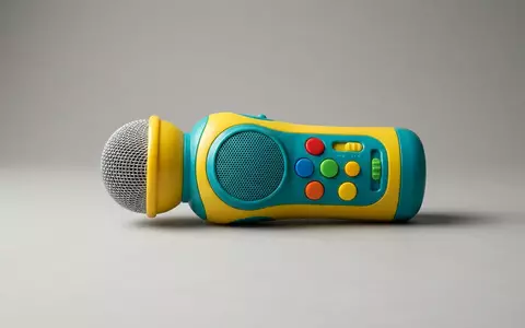 Fotorealistische Studioaufnahme von Kindermikrofon zum Thema VTech Kidi Super Star, klare Lichtfuehrung - Foto: THN