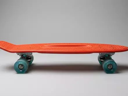 Fotorealistische Studioaufnahme von Cruiserboard zum Thema Penny Skateboards Nickel 27, klare Lichtfuehrung - Foto: THN