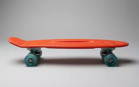 Fotorealistische Studioaufnahme von Cruiserboard zum Thema Penny Skateboards Nickel 27, klare Lichtfuehrung - Foto: THN