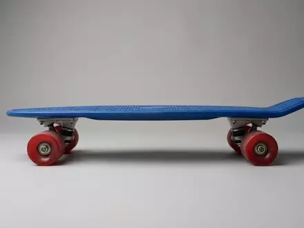 Fotorealistische Studioaufnahme von Cruiserboard zum Thema Penny Skateboards Original 22, klare Lichtfuehrung - Foto: THN