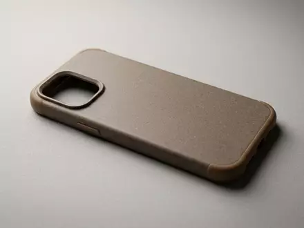 Fotorealistische Studioaufnahme von Smartphonehuelle zum Thema Pela Eco-Friendly Hülle iPhone, klare Lichtfuehrung - Foto: THN
