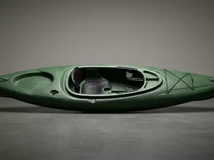 Fotorealistische Studioaufnahme von Einsitzerkajak zum Thema Pelican Maxim 100X Kajak, klare Lichtfuehrung - Foto: THN