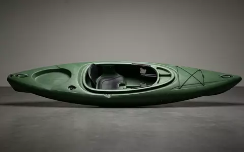 Fotorealistische Studioaufnahme von Einsitzerkajak zum Thema Pelican Maxim 100X Kajak, klare Lichtfuehrung - Foto: THN