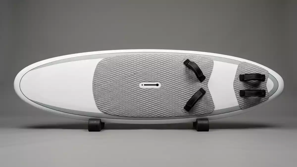 Fotorealistische Studioansicht von Windsurfboard in neutraler Produktdarstellung